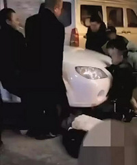离奇车祸!男子倒车时碾死自己,监控记录全过程!