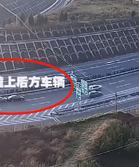 ˾�����������ѵ��ڣ���������֮ͣ�󵹳�����С�γ�����ײ�٣�