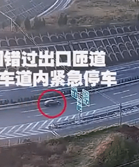 ˾�����������ѵ��ڣ���������֮ͣ�󵹳�����С�γ�����ײ�٣�