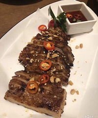 炭烤猪颈肉肉质很嫩 香酥麦片虾味道个头很大