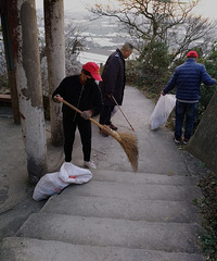 见圾行事,捡拾游客在白峰山景区丢弃的白色垃圾