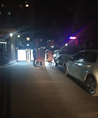 两个车位非要进三辆车,这不是耍流氓吗