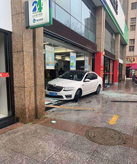 【汽车街拍】雨天路滑开车注意安全啊