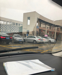 这是要过河么、孩子都没法接了