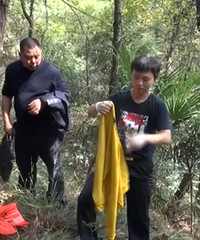 前女友约他到山上找刺激,最后男子一丝不挂...警察都不敢相信