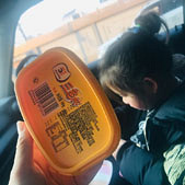 小侄女请吃雪糕啊