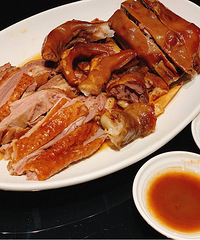 终于拔草了这家小馆 狮头鹅拼盘味道独特 但很下饭