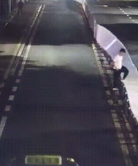 史诗级尴尬!男子横穿马路,遭遇护栏"多米诺骨牌,要赔多少
