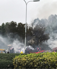 椒江台州大道一挂车着火,很多货物被烧了,还有在地上