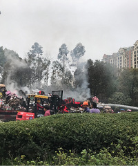 椒江台州大道一挂车着火,很多货物被烧了,还有在地上
