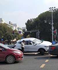市府大道商业街南大门,新手开新车撞标杆