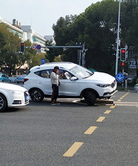 市府大道商业街南大门,新手开新车撞标杆