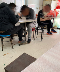 同个饭店里,一个穿短袖一个穿棉衣