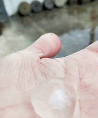 天台遭遇雷暴天气,下冰雹了!春分时节狂风暴雨,景区吹逆风很仙
