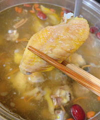 春日里的养身鸡煲 现杀现煮 很香很鲜