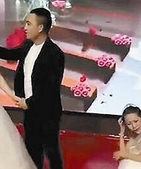 婚礼仪式上 新郎前女友穿着一袭白色婚纱上了台...