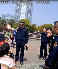 台州市民广场上,一群残疾人和城管干上了!还叫嚣“你打我”!