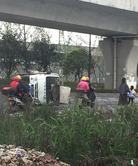 ����һ���෭��·�ߣ������г�ת��ע�ⰲȫ