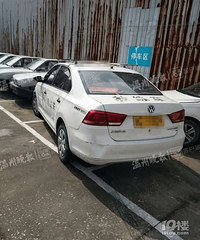 女子首次实车驾驶连撞五车,她踩油门教练踩刹车,教练输了