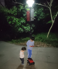哥哥懂得保护弟弟了