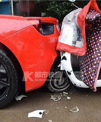 Ů��ѧ���ﳵ���ֻ�ײ��Υͣ����������20����ò����⣿