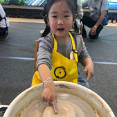齐心协力做陶艺