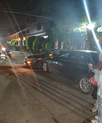 在十字路口,金色汽车正常行驶,黑色车直接撞过来,谁的责任?