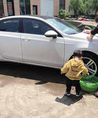 妈妈这么懒,那我就和外婆一起给妈妈洗洗车