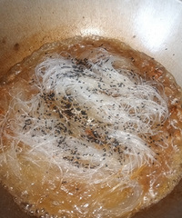 蚂蚁上树,粉丝泡稍软就可以捞出来了,不然糊了