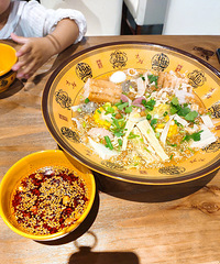 清汤底的冒菜,味道也是极好的,口味更偏向台州本土