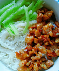 肉酱拌面,肉末煎好放豆瓣酱煸香放点料酒沸沸更香