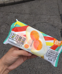 双蛋黄网红冰淇淋,有一点点咸蛋黄的味道