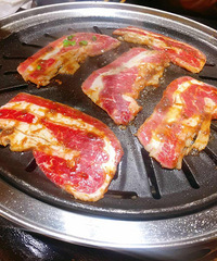 这家烤肉店的小菜讲道理颜值还是可以的,味道也还行