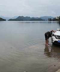 ��Ȼ�ڳ�̶ˮ��ϴ��