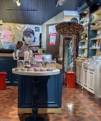 ����ƽ��·�ѳɱ���֮�أ�����С�ԡ������ŵ꣬���кܶ������仧