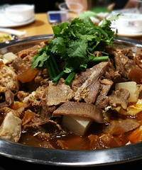 裹满蒜香汁的虾肉让人欲罢不能,一口一个停不下来