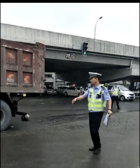 ������ɽ������ͨ�¹ʣ��˱����̳���ѹ��˾�������·���ر�Σ��