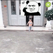 在门口等妈妈下班