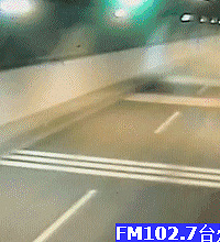 惊险!台州一跑车高速行驶中爆胎,上演360°大旋转,场面堪比