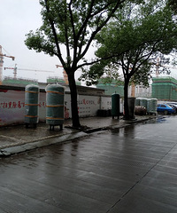 私自乱堆放占用人行道没人管,车停一下没过几分钟就被贴罚单