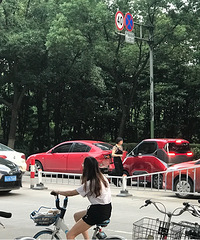 椒江大转盘附近同人阳光小区门口,E200撞车啦
