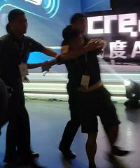 李彦宏演讲现场被泼水!