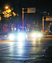 为什么夜间行车上,总有远光狗在快速行进,警示也无效
