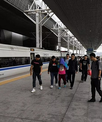 ֪��ɫ����վ4���Ǹ�����������һ����������Ů��