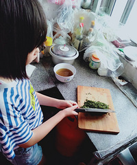 艾草糕,里面包了核桃芝麻,味道还是可以哒