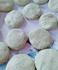 艾草糕,里面包了核桃芝麻,味道还是可以哒
