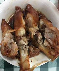 这家的猪蹄很好吃,大热天都不觉得不油腻