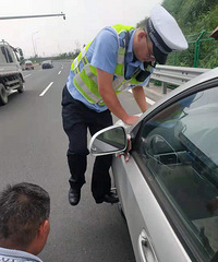 感谢内环交警在炎炎夏日帮我换轮胎