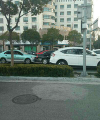 ǰ��һ����ɲ�������泵��ײ��ȥ�ˣ���������˭����