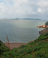 ���α����̵���ҹ���Ĺ۾�̨����һ����ζ